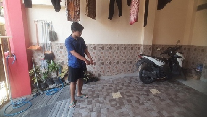 TKP: Korban menunjukkan lokasi parkir motor terakhir sebelum hilang di kosnya di Jalan Kebonsari VI, Surabaya. (MAHRUS/RADAR SURABAYA)