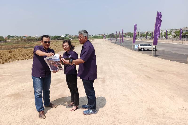 MULAI DIBANGUN: Dari kiri; Andreas Yosianto, Florentia Tisila dan Agung Krisprimandoyo mengamati rencana pembangunan kawasan bisnis CBD Boulevard, CitraLand Driyorejo. (M. Afiq Firdaus/Radar Surabaya)