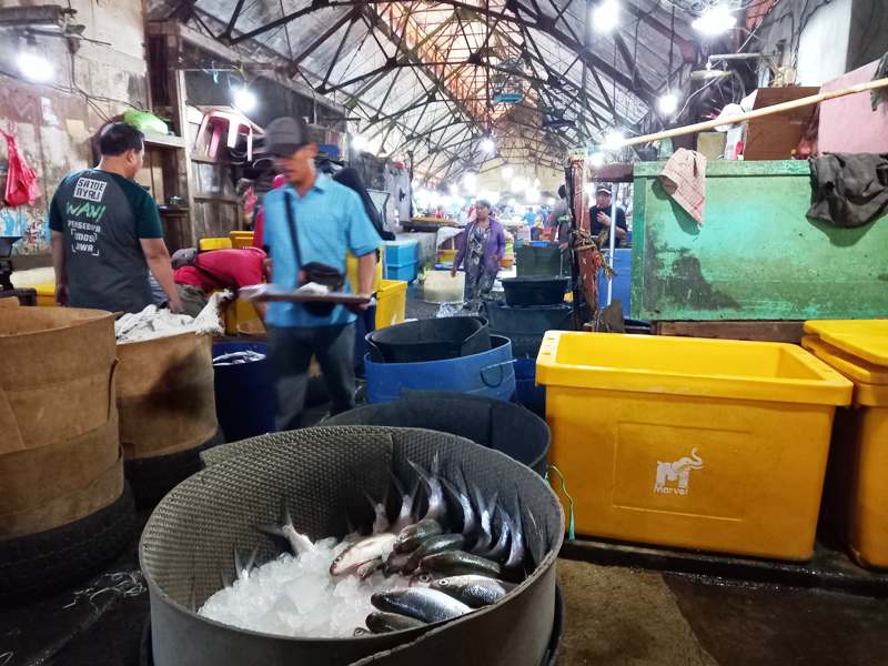 Pedagang ikan di Pasar Pabean mengeluhkan stok ikan yang berkurang. (ARI ASYQOLANI/RADAR SURABAYA)