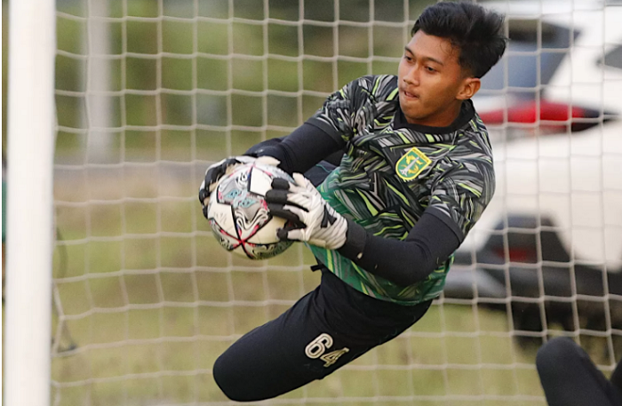 JOS: Kiper Persebaya Surabaya Aditya Arya Nugraha mengalami kecelakaan tunggal Selasa (26/9) sore saat pulang latihan bersama Andre Oktaviansyah.  (ANGGER BONDAN/JAWAPOS)