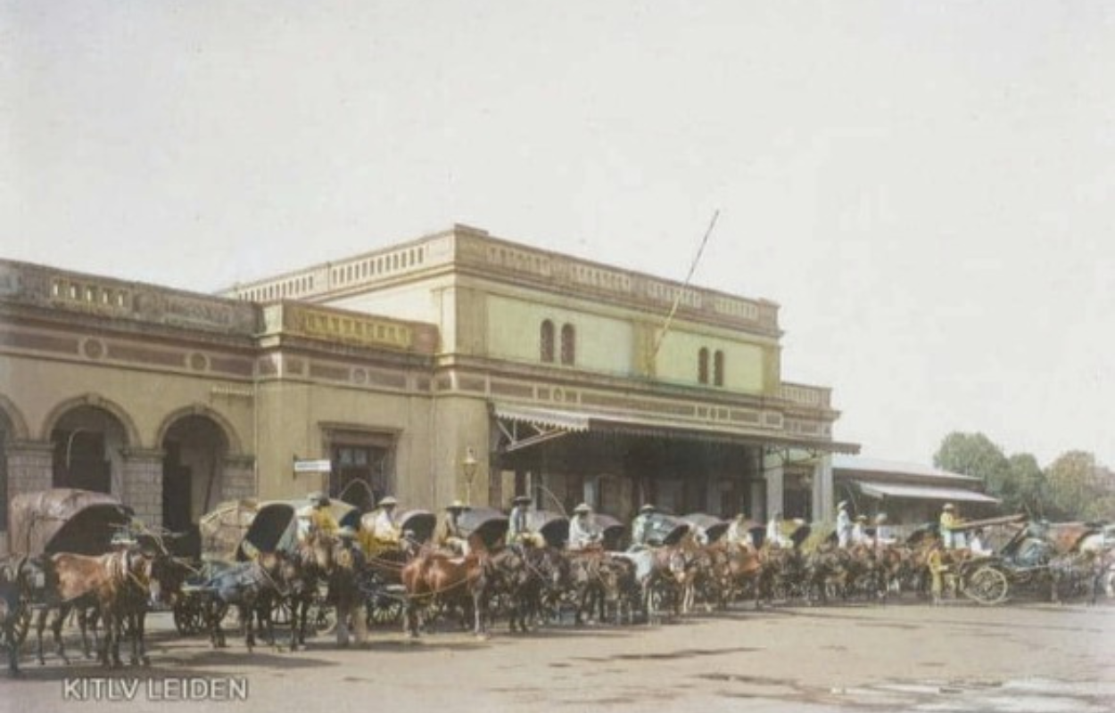 BERJAJAR: Belasan dokar berjajar di depan Stasiun Semut sekitar tahun 1900-an. (ISTIMEWA)