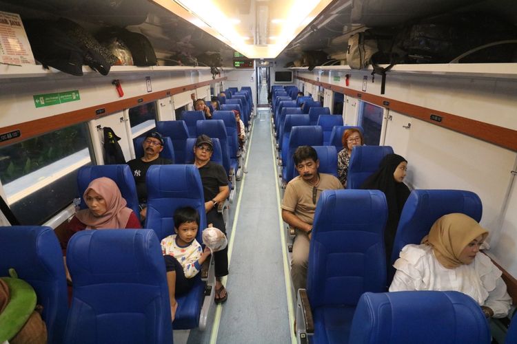LEBIH LEGA: Kereta Api New Generation Jayabaya kini leg room-nya lebih lega dan jenis kursinya juga sudah menggunakan tipe captain seat yang membuat pelanggan semakin nyaman saat bersandar. (Dok KAI)