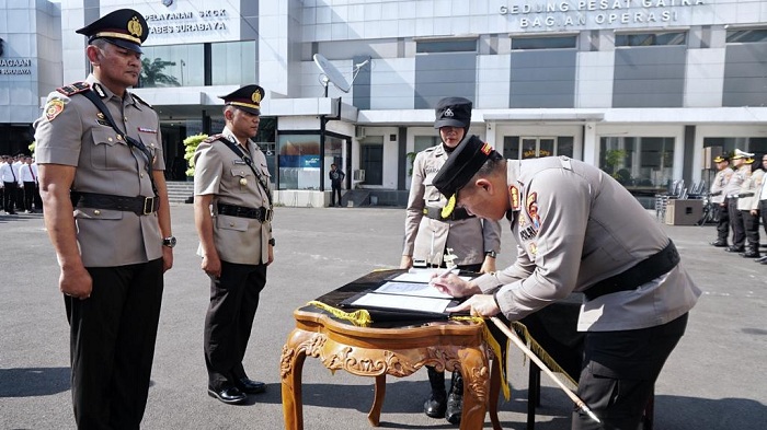 TANDA TANGAN: Kapolrestabes Surabaya Kombes Pol Pasma Royce memimpin upacara sertijab Kabag Ops, Kasatreskrim dan Kapolsek Gunung Anyar Polrestabes Surabaya Rabu (27/9).