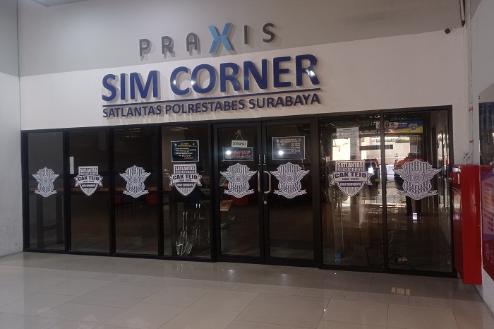 SEPI: Suasana SIM Corner di gedung perkantoran Praxis, Surabaya, Rabu (27/9), yang tanpa aktivitas, menyusul gangguan server karena Korlantas Polri sedang melakukan maintenance database. (SURYANTO)