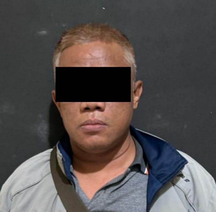 TEPERGOK: AA, 50, warga Desa Gedangan, Kecamatan Gedangan, Sidoarjo ditangkap polisi di warkop di Jalan Gresik Surabaya. (IST/RADAR SURABAYA)