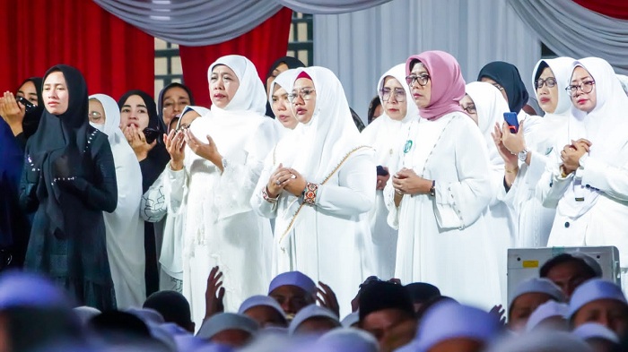 KHUSYUK: Gubernur Khofifah Indar Parawansa memberi tiga motivasi penting dalam peringatan Maulid Nabi Muhammad SAW. (IST/RADAR SURABAYA)