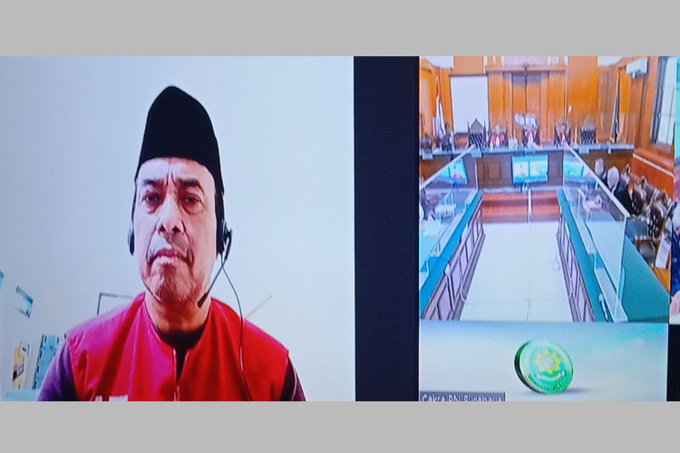 APES: M Samanhudi Anwar saat disidang secara daring. (FAJAR/RADAR SURABAYA)