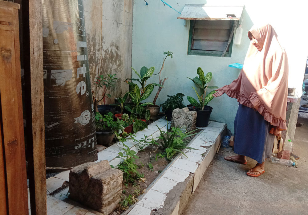 BERUSIA RATUSAN TAHUN: Salah satu makam di halaman rumah warga. (FAJAR YULI YANTO/RADAR SURABAYA)