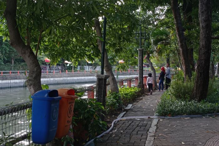 BIKIN SEJUK: Keberadaan taman di Surabaya menjadi &lsquo;senjata&rsquo; untuk melawan suhu panas akibat El Nino yang melanda Kota Surabaya. (SURYANTO/RADAR SURABAYA)