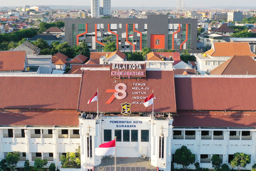HANACARAKA: Bangunan Balai Kota Surabaya dilengkapi dengan aksara Jawa. (SURYANTO/RADAR SURABAYA)