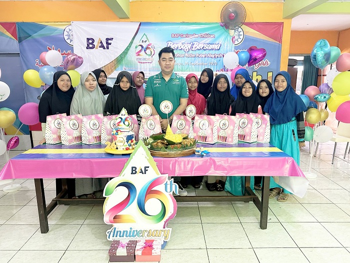 BAHAGIA BERSAMA: RC Head BAF Surabaya, Ardi Priatna, bersama anak-anak panti Asuhan Yatim Putri Aisyiyah 1 dalam perayaan HUT BAF ke-26, Minggu (24/9). (IST)