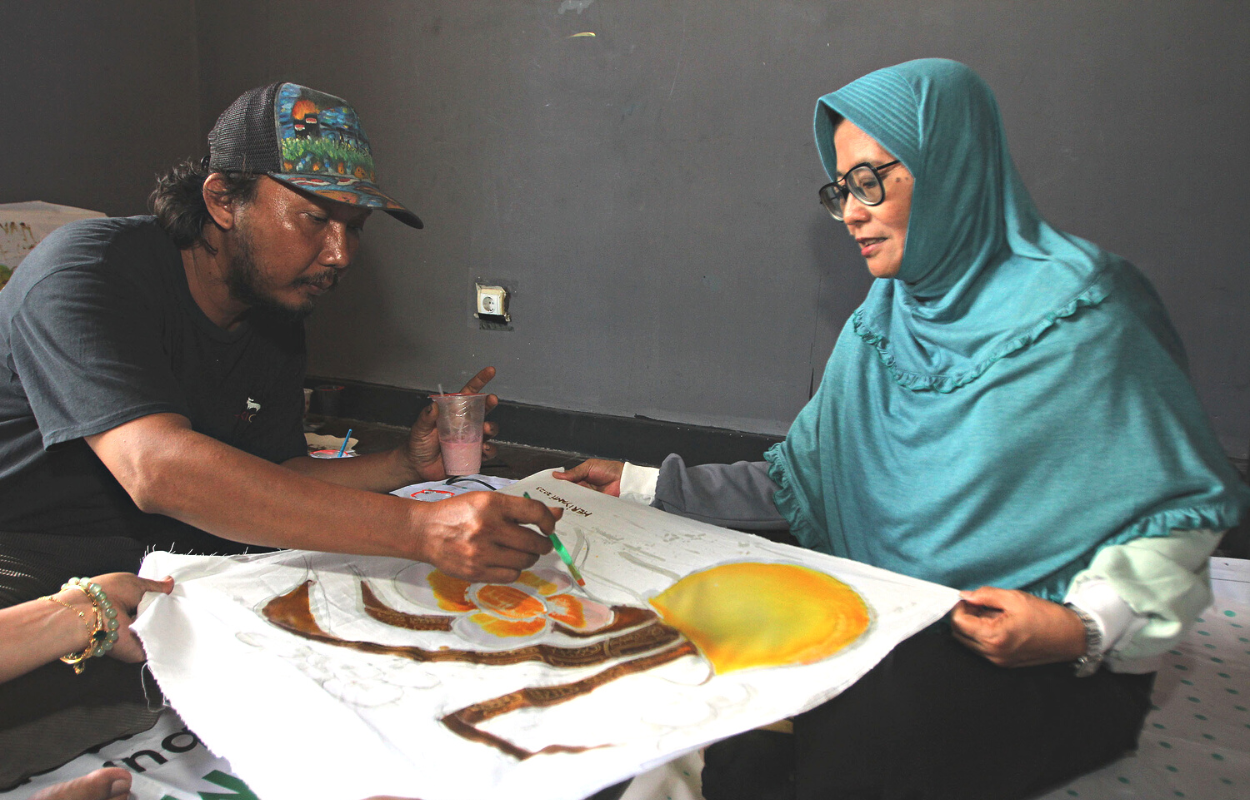 BERBAGI ILMU: Perupa, Agus Miki Prasetyo memberikan workshop melukis batik. (ANDY SATRIA/RADAR SURABAYA)