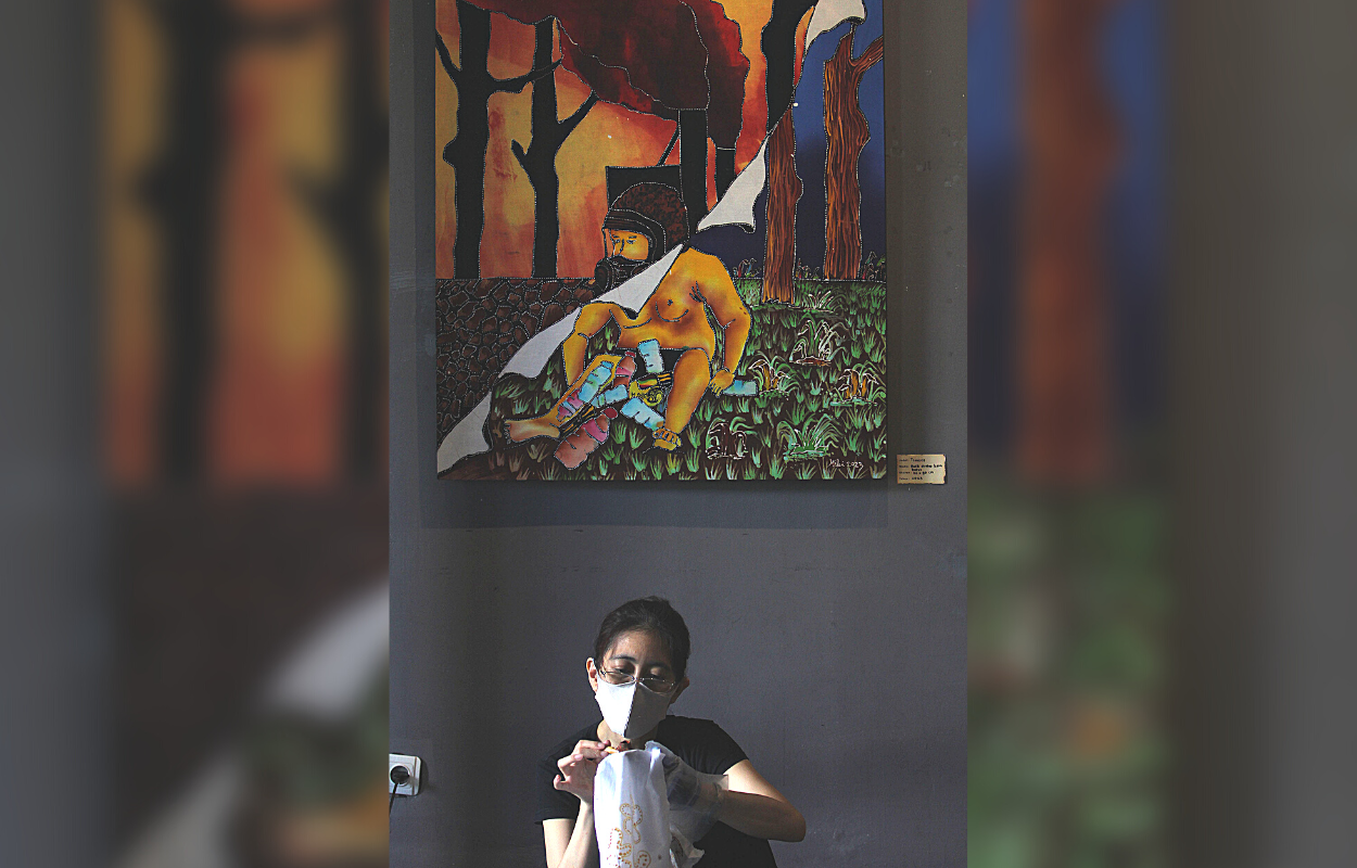 ISU LINGKUNGAN: Lukisan dengan teknik batik karya Agus Miki Prasetyo yang mengangkat tema krisis iklim yang dipamerkan di Galeri DKS, Kompleks Balai Pemuda, Kamis (28/9). (ANDY SATRIA/RADAR SURABAYA)