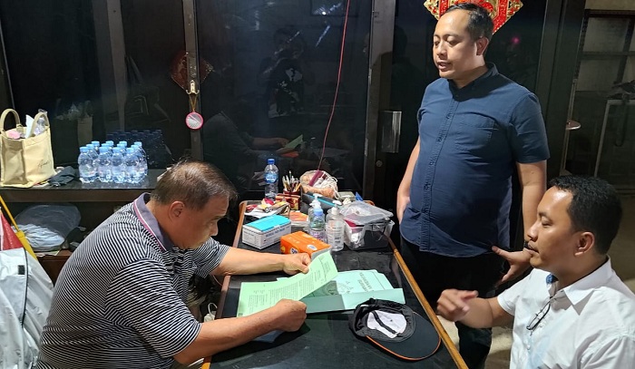 DITANGKAP : Terpidana Salim Lays (kiri) saat ditangkap oleh Tim Tabur Kejari Surabaya. (ISTIMEWA)
