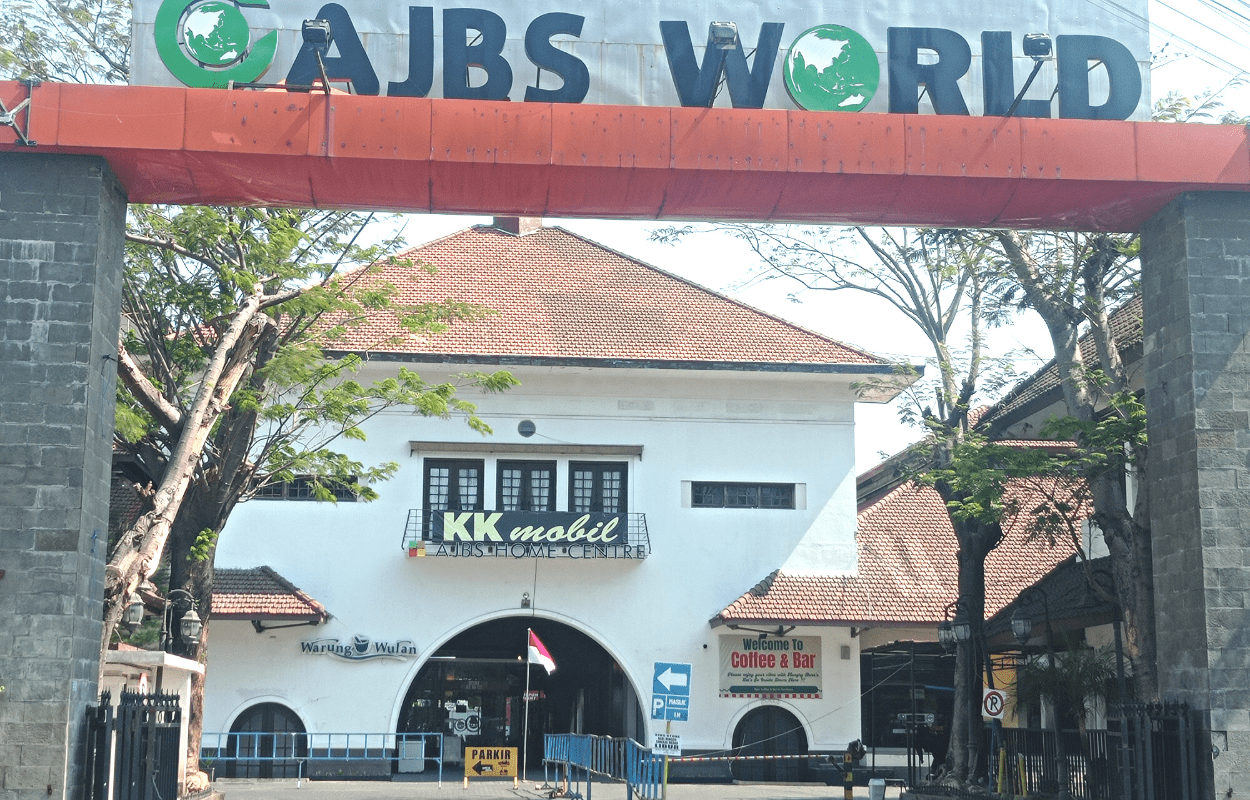 BERUSIA PULUHAN TAHUN: Bagian depan bangunan utama mempunyai bentuk setengah lingkaran yang khas. (SURYANTO/RADAR SURABAYA)