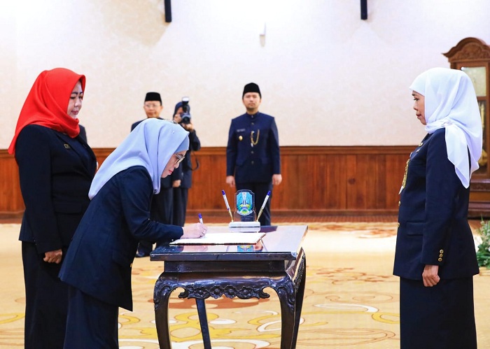TANCAP GAS: Gubernur Jatim Khofifah Indar Parawansa melantik lima Pejabat Pimpinan Tinggi Pratama (Eselon II) di Gedung Ngara Grahadi, Surabaya, Jumat (29/9). (ANDY SATRIA/RADAR SURABAYA)