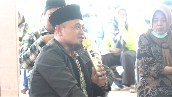 IZIN TANYA: Ustad Suwanto saat menanyakan mengenai hak tahanan untuk melakukan malam pertama di tahanan dalam Jumat Curhat Polres Pelabuhan Tanjung Perak dib alai RW 6 Semampir, Jumat (29/9). (IST)