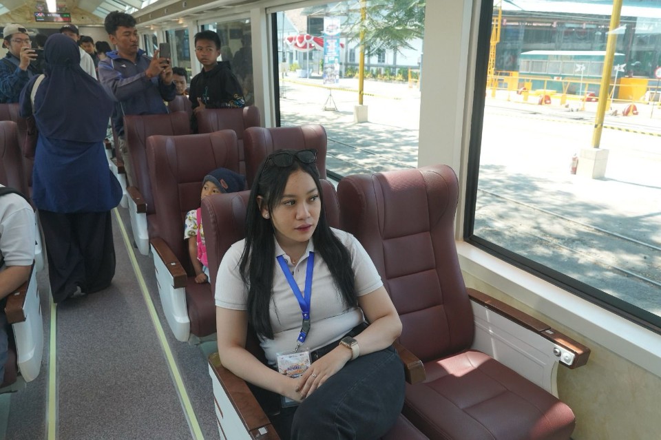 DISERBU: Masyarakat menikmati rangkaian kereta Panaromic Gen 2 di Balai Yasa Surabaya Gubeng yang selama ini tertutup untuk umum. (Dok KAI DAOP 8 Surabaya)
