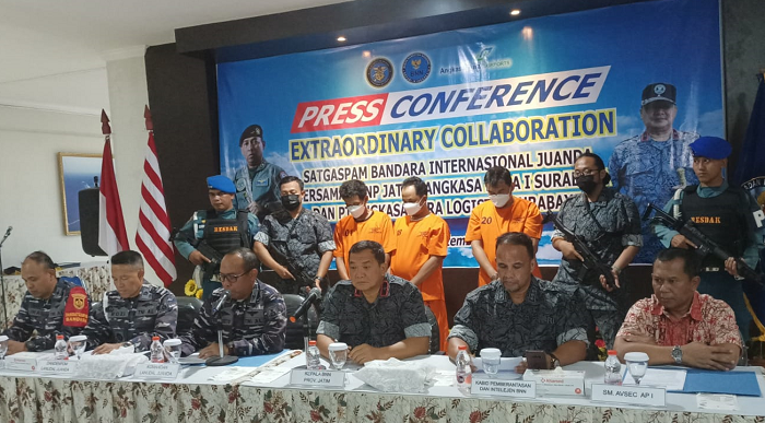 RILIS: BNN Provinsi Jatim menjelaskan kepada media mengenai penangkapan AR dan MUF di Jalan Tenggumung Wetan Surabaya. (IST/BNNP JATIM)