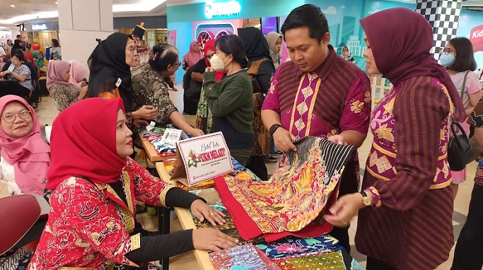 PRODUK SENDIRI: Camat Bubutan Ferdhie Ardiansyah saat meninjau Festival UMKM Bubutan di BG Junction, Minggu (1/10). (RAHMAT SUDRAJAT/RADAR SURABAYA)