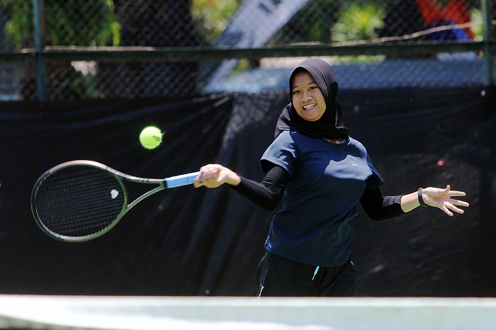 KONSENTRASI: Khoirunnisa W, salah satu atlet yang hari ini berlaga di Kejuaraan Tenis ITF Widjojo Soejono Internasional Junior Championship ke-40 di lapangan tenis Kodam V Brawijaya. (ANDY S/RadarSby)