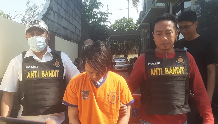 LICIK: Tersangka Kevin, 26, ditangkap karena diduga melakukan penggelepan motor. (M. MAHRUS/RADAR SURABAYA)