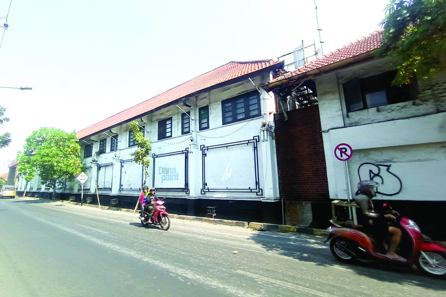 SUDAH BANYAK BERUBAH: Bangunan pabrik bir di Jalan Ratna masuk dalam cagar budaya bertipe C. (SURYANTO/RADAR SURABAYA)