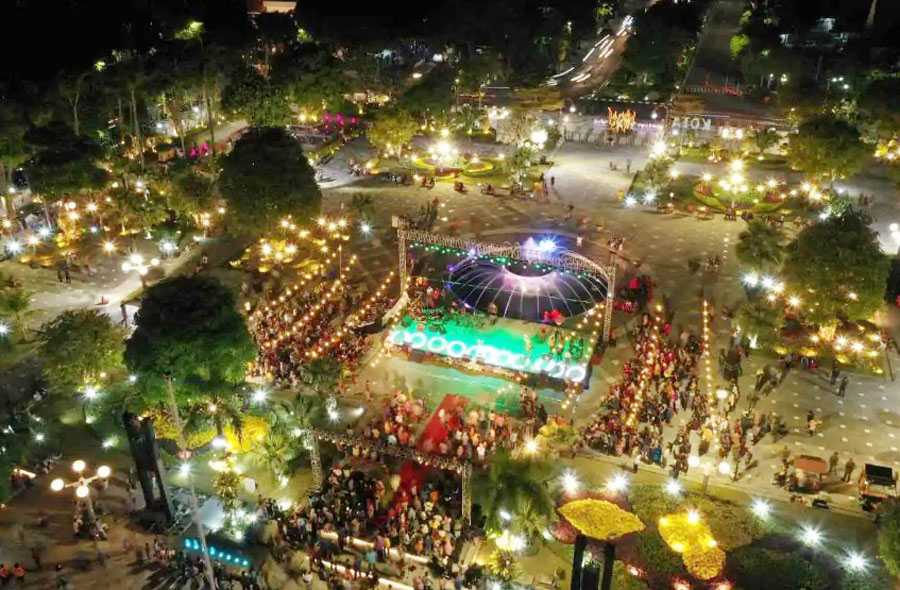 JADI JUJUKAN: Tak hanya menikmati suasana taman, pengunjung bisa menikmati jajanan di Taman Surya. (ISTIMEWA)