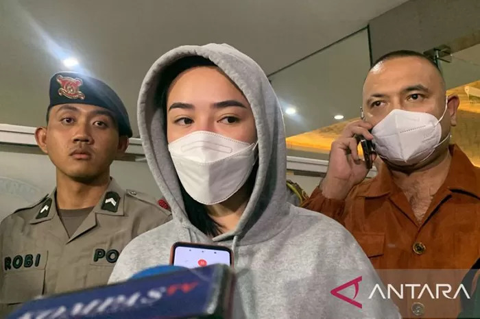 Amanda Manopo usai diperiksa di Bareskrim Polri. (ANTARA)