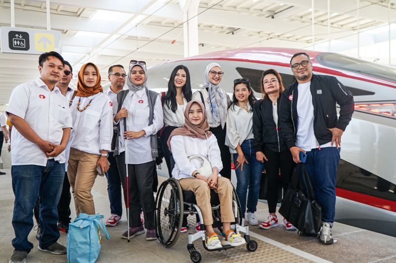 Staf Khusus Presiden RI Bidang Sosial Angkie Yudistia (belakang, empat dari kanan) mengajak teman-teman difabel untuk ikut uji coba kereta cepat Jakarta-Bandung. (ANTARA/HO-Tim Staff Khusus Presiden)