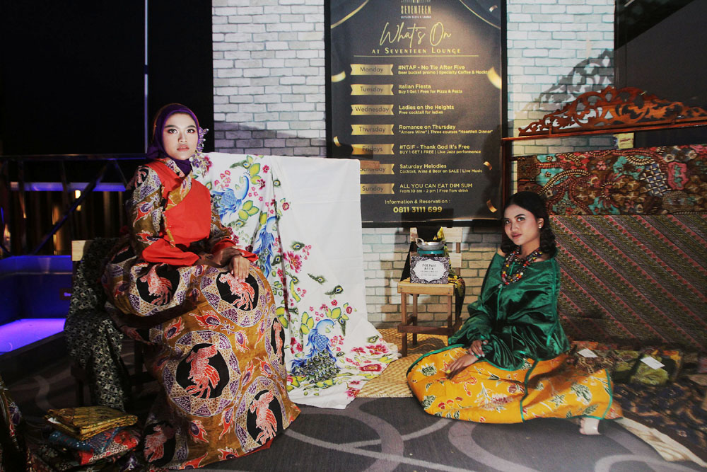 PERPADUAN BUDAYA: Model mengenakan busana batik karya desainer Embran Nawawi yang memadukan nuansa aborigin dan sutra dari Gyongnam, Korsel. (ANDY SATRIA/RADAR SURABAYA)