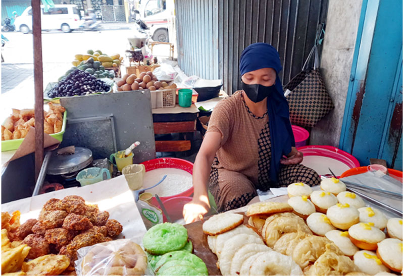 Sumiyati, pedagang kue cucur di Pasar Blauran yang sudah berjualan turun temurun sejak dari neneknya. (ARI ASYQOLANI/RADAR SURABAYA)