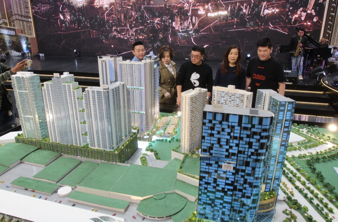NEW PRODUCT: Dari kiri: Hario Utomo, Liliani Harsono, Sutandi Purnomosidi, Fenny dan Hendie Santoso menjelaskan dua tower apartemen terbaru Pakuwon Group, Clayson Tower dan Lancaster Tower.