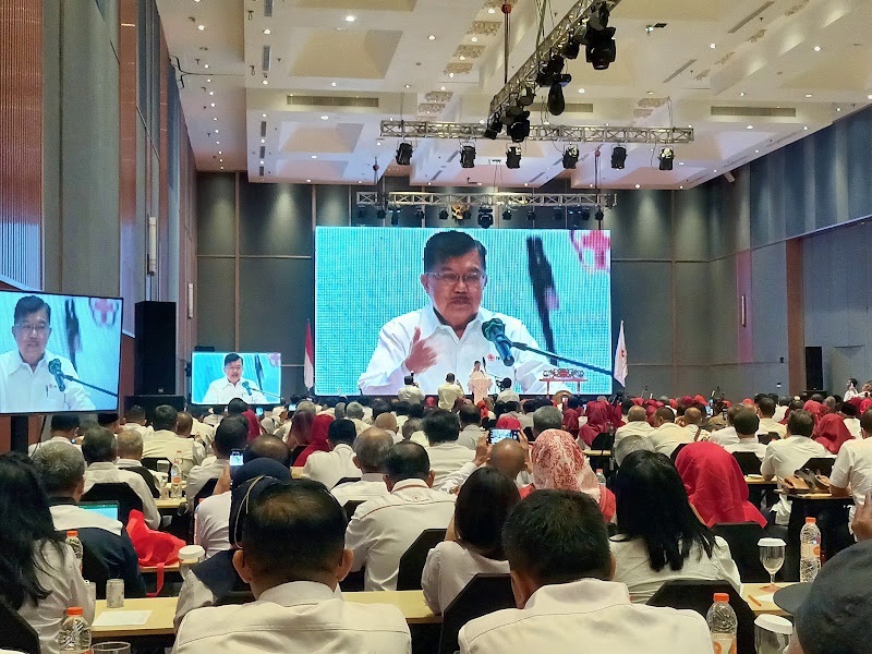SEMANGAT: Ketua PMI Jusuf Kalla saat membuka Rakernis Nasional UDD PMI 2023 di Hotel Harris, Selasa (3/10). (HILDAN SEPKA/RADAR SURABAYA)