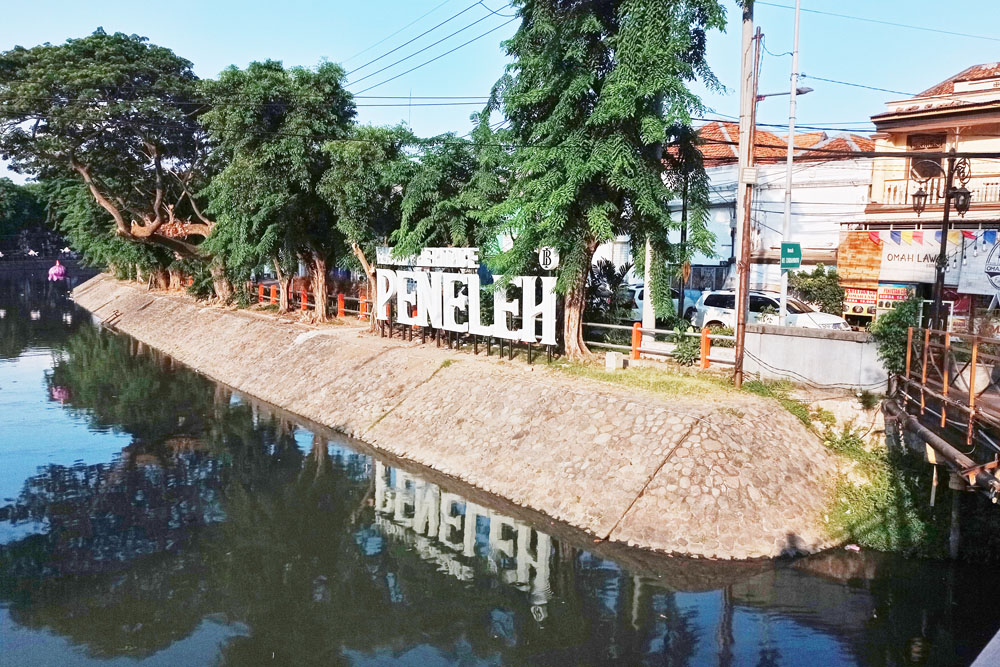 BERSEJARAH: Kawasan heritage Kampung Peneleh dan Sungai Kalimas kian diminati wisatawan. (SURYANTO/RADAR SURABAYA)