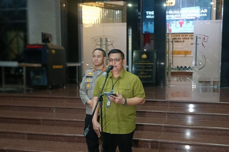 Dirreskrimsus Polda Metro Jaya Kombes Pol Ade Safri Simanjuntak (depan) didampingi Kabid Humas Kombes Pol Trunoyudo Wisnu Andiko saat konferensi pers di Jakarta, Kamis (5/10/2023). (ANTARA)
