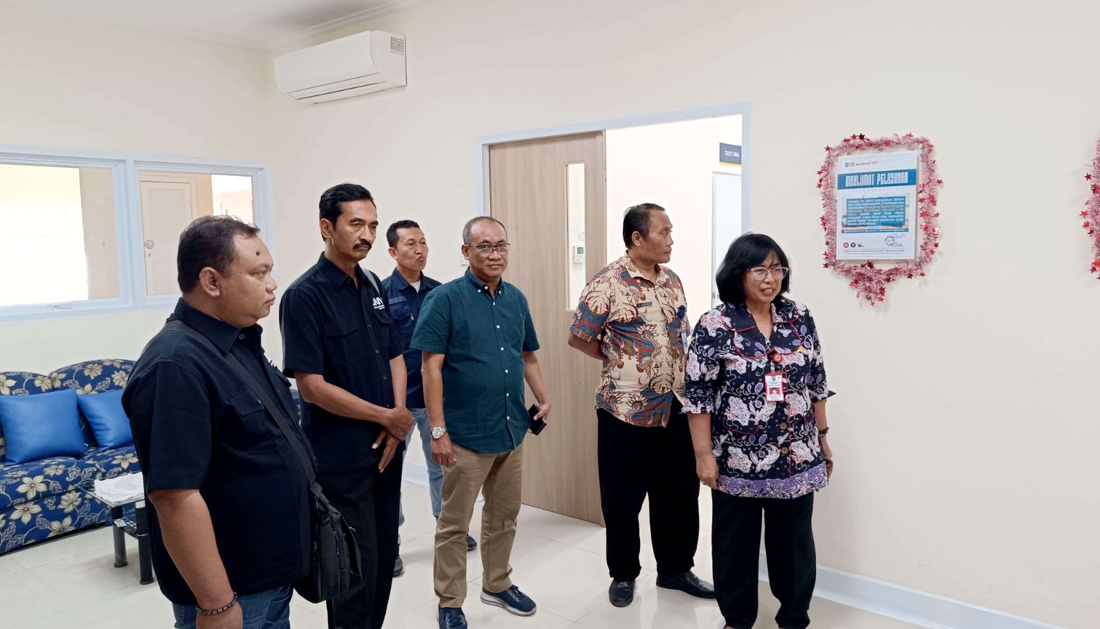 Beberapa pengurus JMSI Jatim saat meninjau layanan kesehatan di RSJ Menur didampingi Direktur RSJ drg Vitria Dewi. (ISTIMEWA)