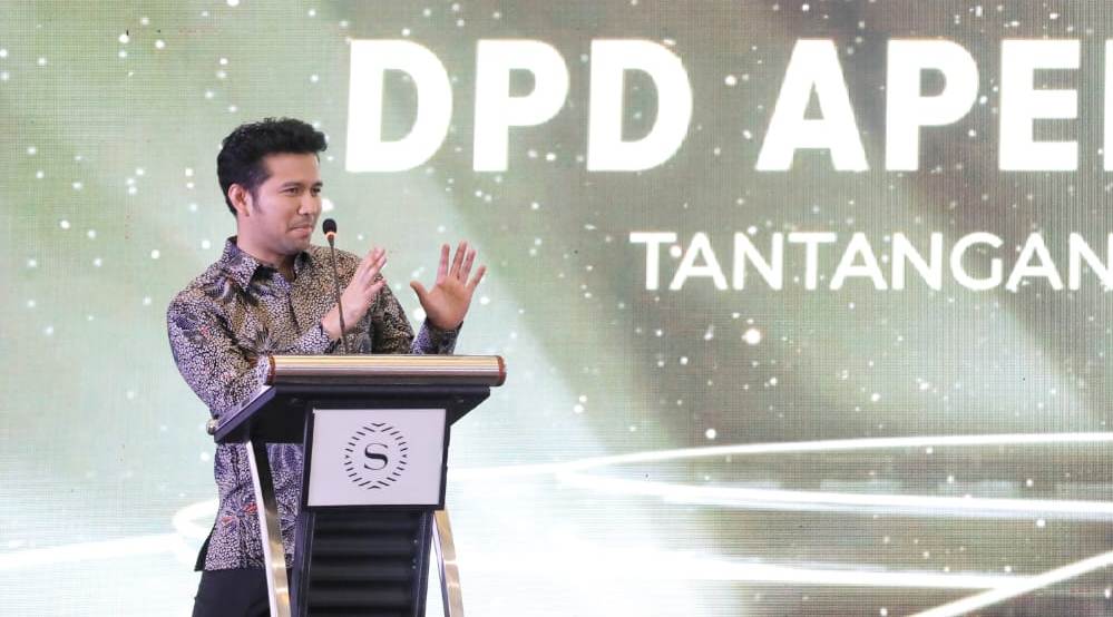 DIGITALISASI: Plt Gubernur Jatim, Emil Elestianto Dardak menyebut pentingnya digitalisasi birokrasi. (MUS PURMADANI/RADAR SURABAYA)