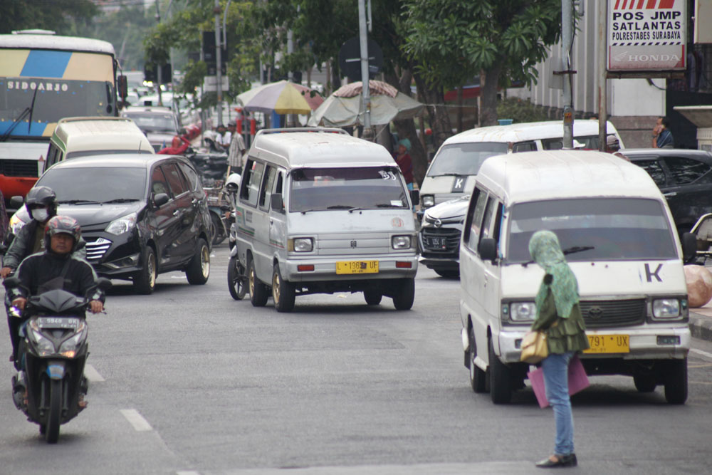 SUDAH LANGKA: Sejumlah angkutan kota (angkot) melintas di Jalan Rajawali, Surabaya, Rabu (4/10). (SURYANTO/RADAR SURABAYA)