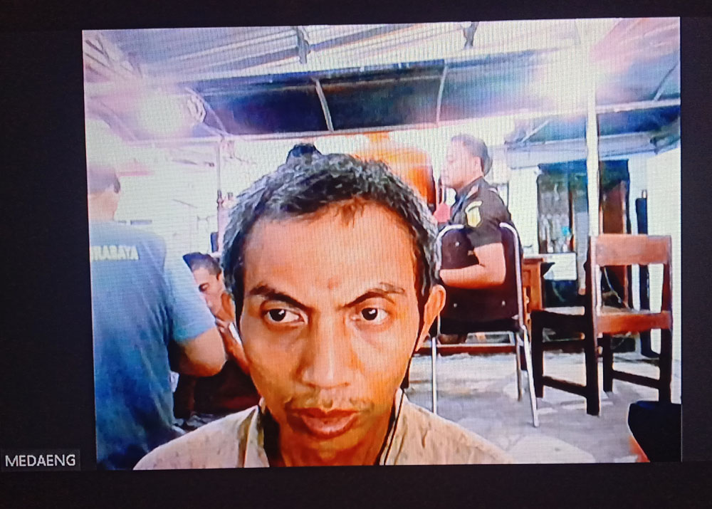 PIKIR-PIKIR: Susanto menyimak putusan majelis hakim secara daring. (FAJAR/RADAR SURABAYA)