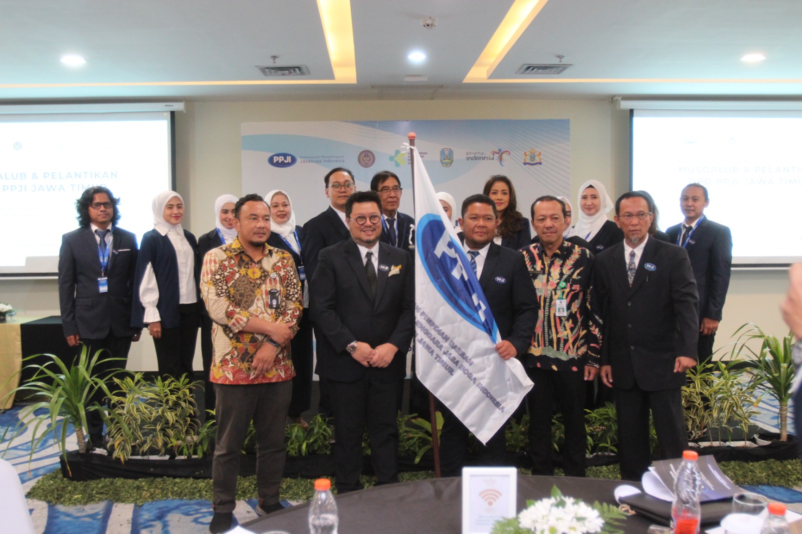PENGURUS BARU: Ketua DPP PPJI Jatim, Isnawan Budi Prasetyo (tiga dari kanan) saat menerima bendera PPJI. (ABDULLAH MUNIR/RADAR SURABAYA)