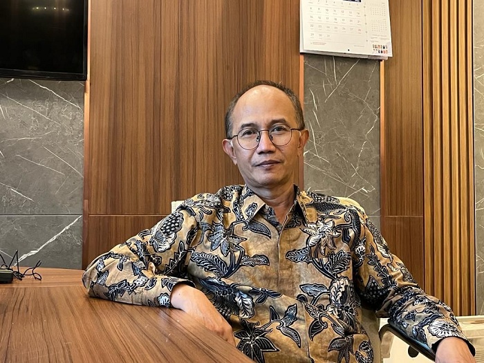 SERIUS: Ketua Umum Kadin Jatim, Adik Dwi Putranto menjelaskan mengenai potensi bisnis EBT. (MUS PURMADANI/RADAR SURABAYA)