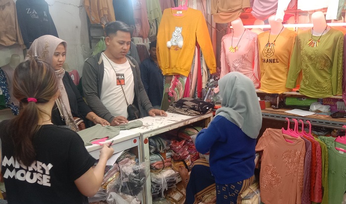 BERGELIAT: Suasana Pasar Kapasan Surabaya, Jumat (6/10), dua hari setelah Tik Tok Shop dilarang pemerintah. (RAHMAT SUDRAJAT/RADAR SURABAYA)
