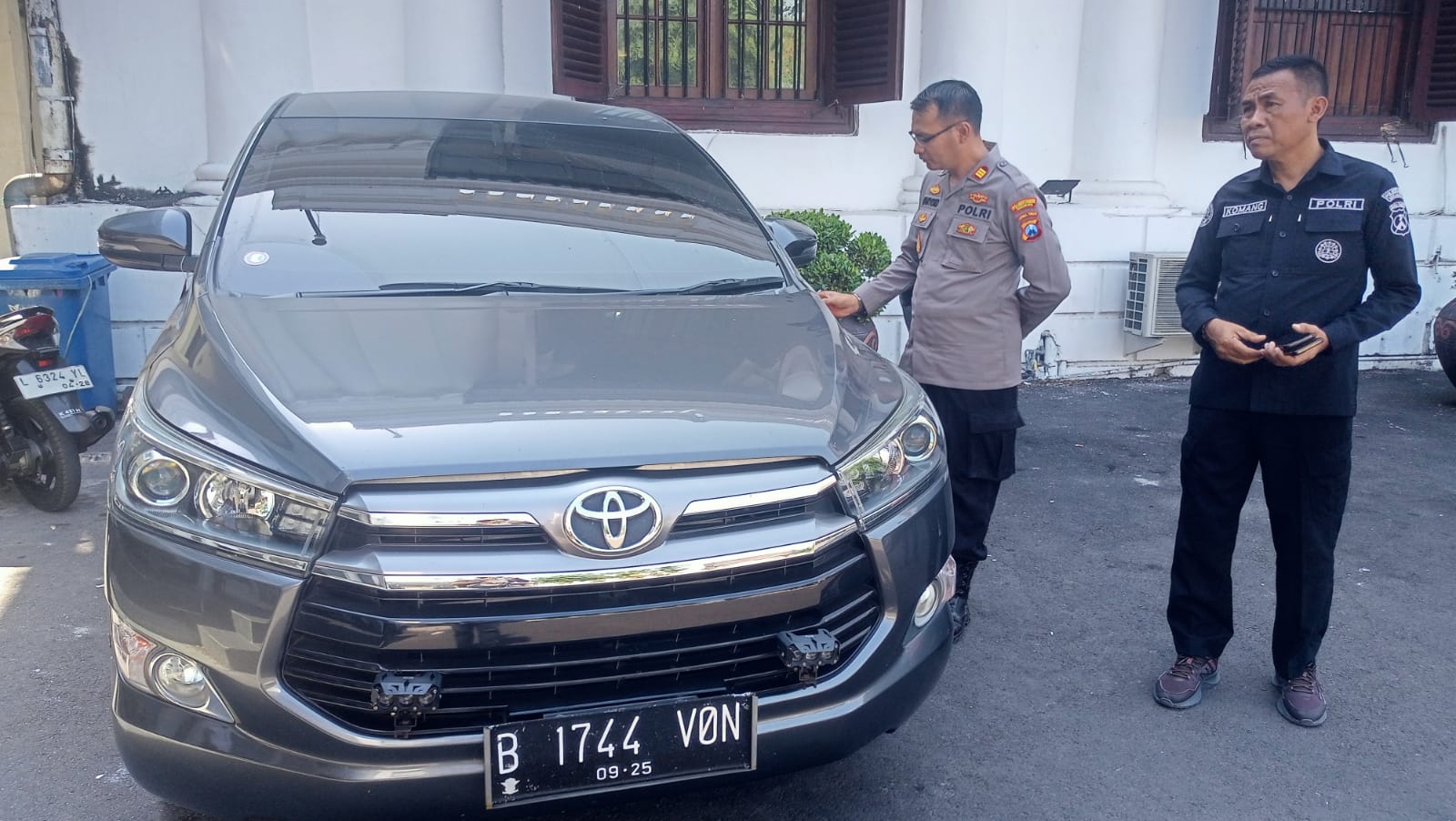 SAKSI BISU: Toyota Innova milik R, diamankan sebagai barang bukti kasus penganiayaan yang menyebabkan meninggalnya Dini Sera Afrianty. (GUNTUR IRIANTO/RADAR SURABAYA)