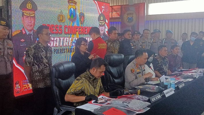 GR MENUNDUK: Polrestabes Surabaya merilis kasus dugaan penganiayaan yang menyebabkan Dini Sera Afrianty tewas, Jumat (6/10). (GUNTUR IRIANTO/RADAR SURABAYA)