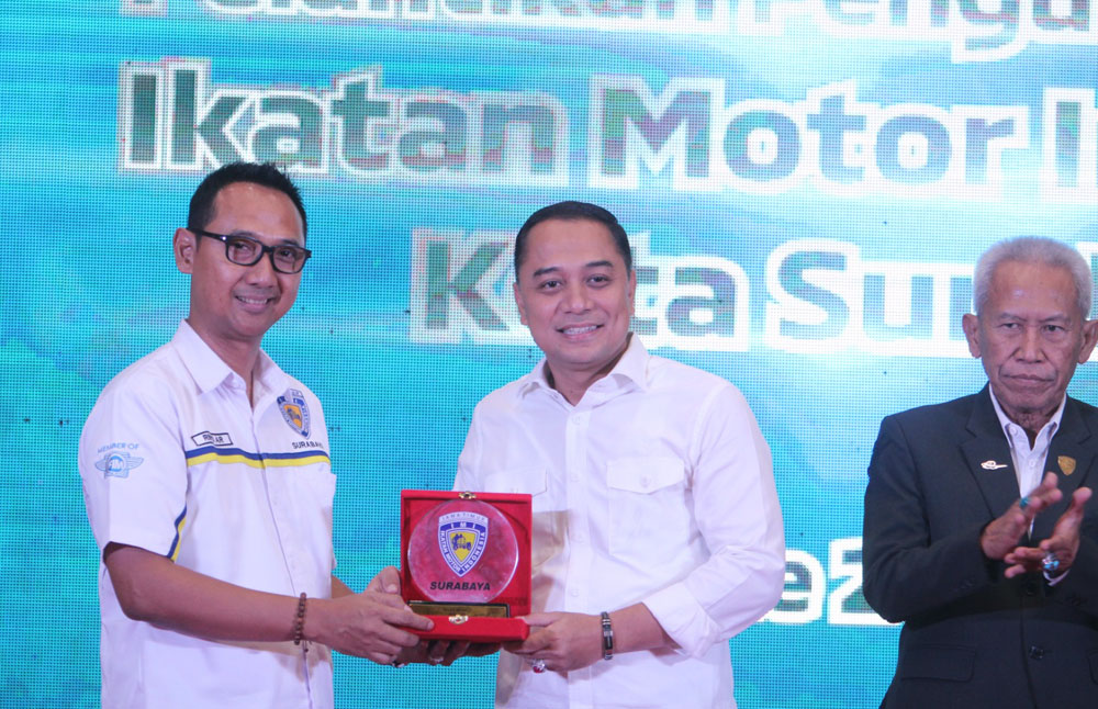 CENDERAMATA: Ketua IMI Surabaya Rinto Ari Rakhmanto memberikan cenderamata kepada Wali Kota Eri Cahyadi saat pelantikan Pengurus Cabang IMI Kota Surabaya, Jumat (6/10). (ANDY SATRIA/RADAR SURABAYA)