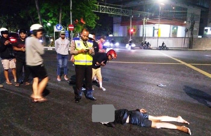 NAHAS: Petugas mengevakuasi jenazah F, 16, yang ditemukan tewas terjatuh dari motor di Jalan Diponegoro, Surabaya, Minggu (8/10). (IST)