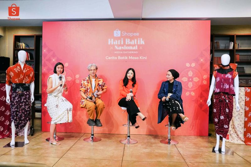 Didiet Maulana (dua dari kiri) bersama Head of Marketing Growth Shopee Indonesia, Monica Vionna (tengah) dan Produsen Batik Damakara Official (kanan) di workshop batik styling "Cerita Batik Masa Kini"