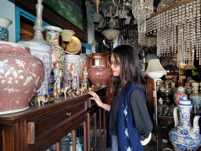 LANGKA: Salah satu stan barang antik di Jalan Padmosusastro, Surabaya. (SYIHAB WAFI/RADAR SURABAYA)