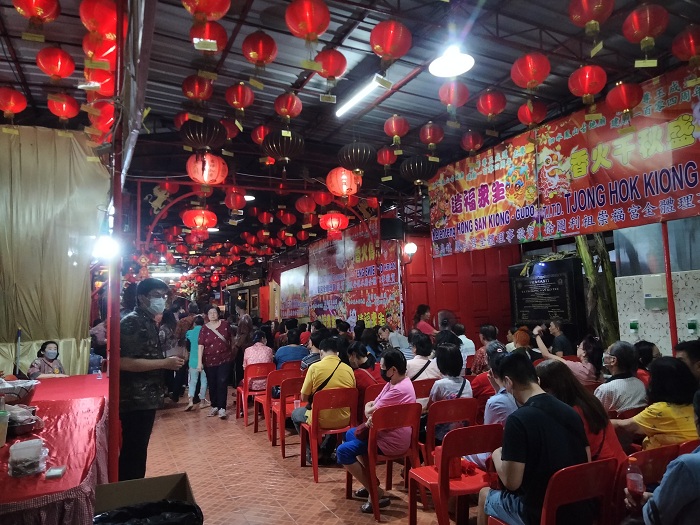 MERIAH: Suasana perayaan HUT ke-104 Kelenteng Cokro, Surabaya. (JIHAN NAVIRA/RADAR SURABAYA)